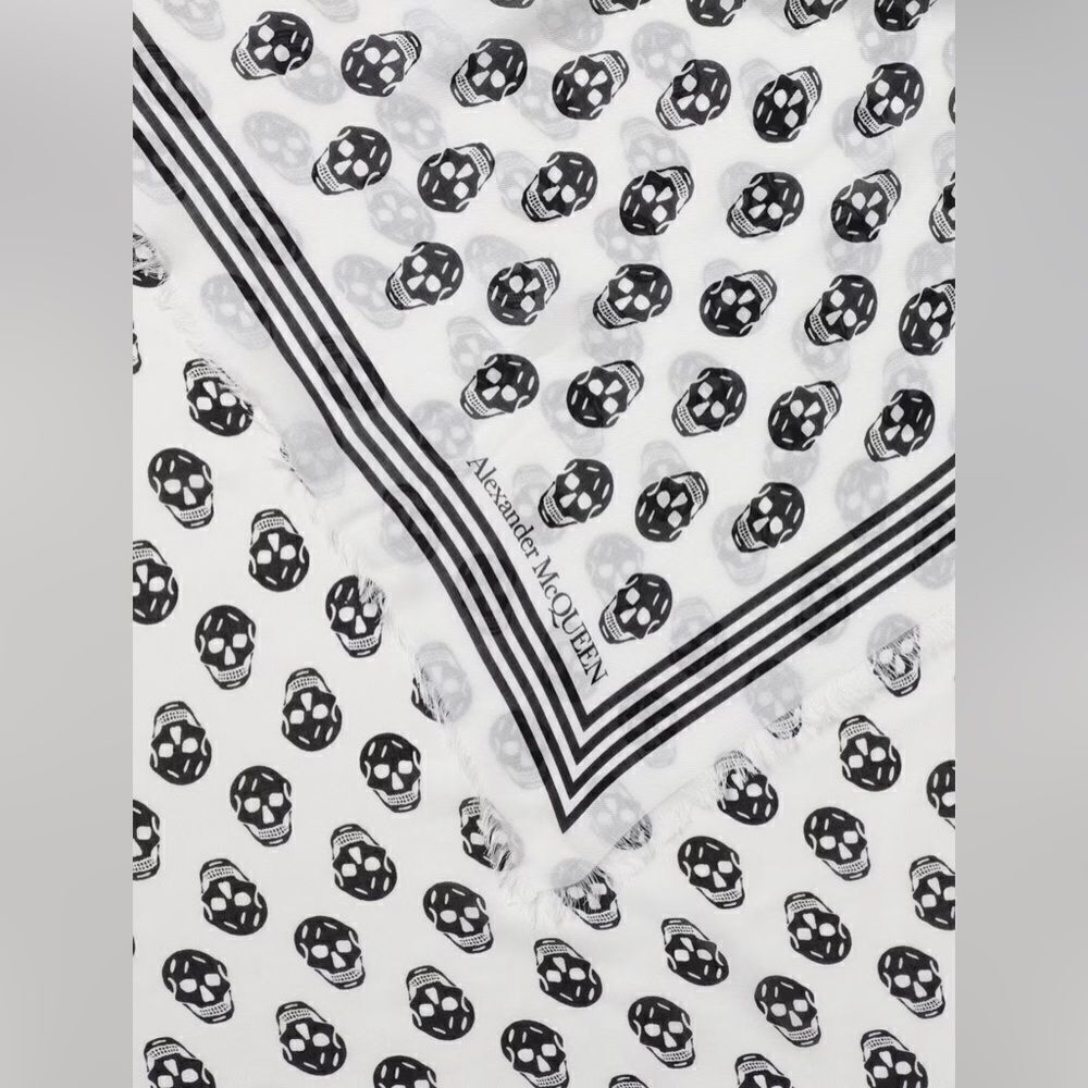 Alexander McQueen scarf in fabric with Skull print
